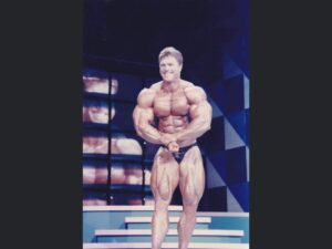 posa di most muscular per Gary Strydom sul palco di gara della WBF